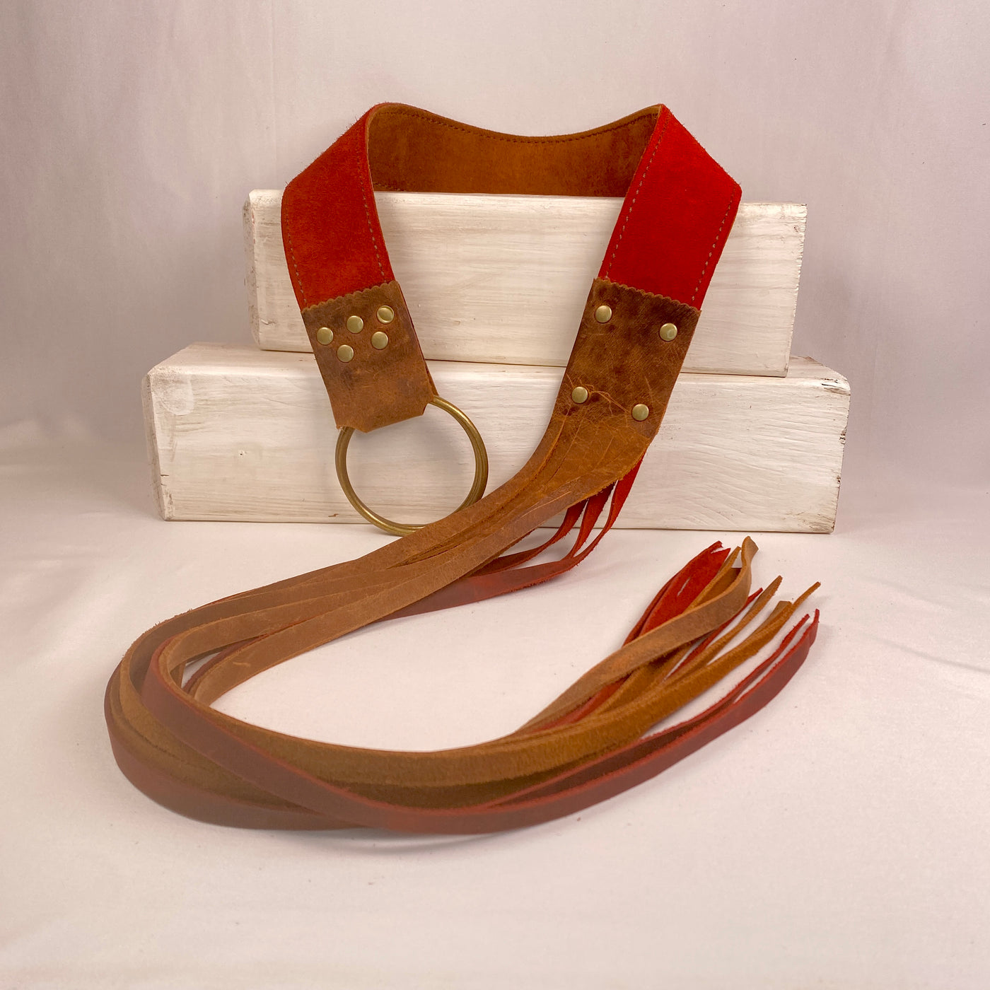 Reversible fringe narrow-belt in red and tan