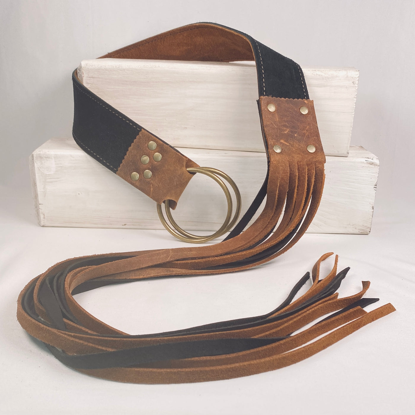 Reversible fringe narrow-belt in Black and Tan